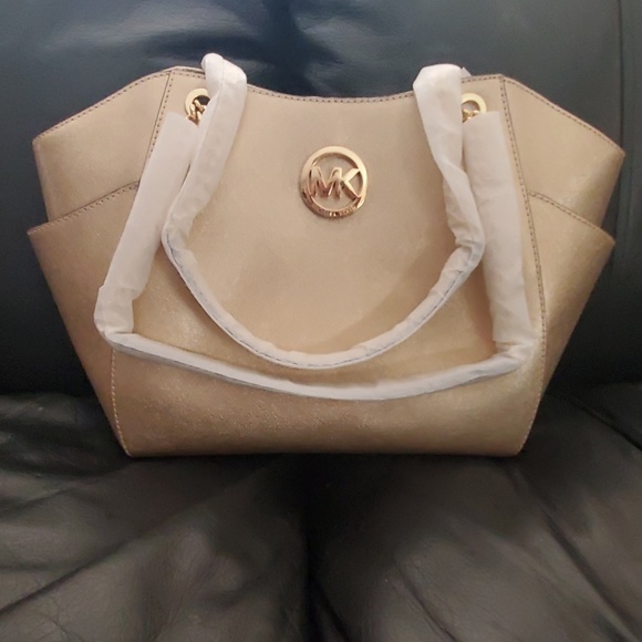 Michael Kors Handbags - Michael Kors JetSet Travel Large Chain Shldr tote